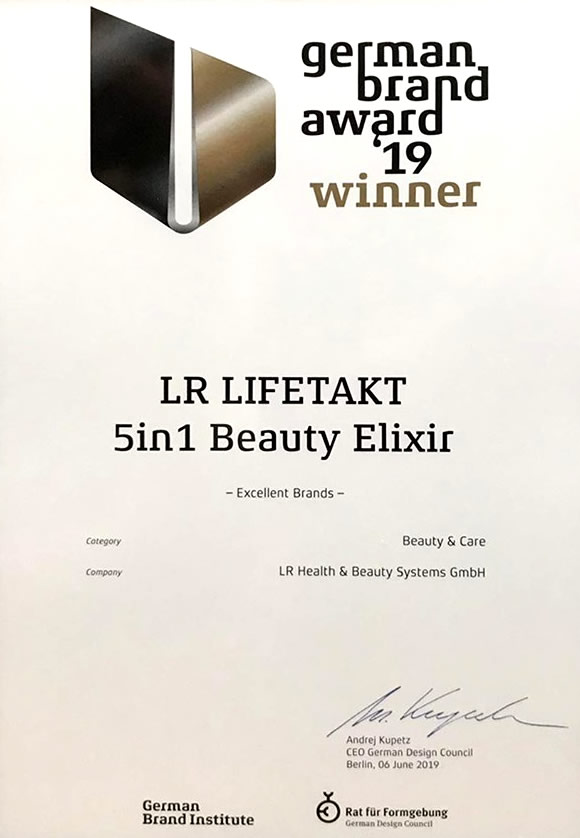 На 06.06.2019 г на церемонията по връчване на наградите "German Brand Award 2019" в Берлин, LR LIFETAKT 5in1 Beauty Elixir спечели наградата в категория "Beauty & Care"! Това е едно огромно признание за компанията - разпозната е като един от най-добрите брандове в индустрията! И това не е всичко - LR получи също и "Специално Признание" в категорията "Продукт на Годината" - тук вече и отвъд Beauty индустрията - състезавайки се с всички немски марки, във всички индустрии в Германия като цяло!